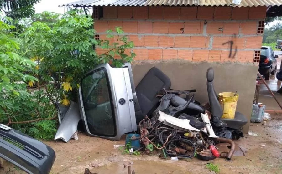 PolÃÂ­cia fecha oficina mecÃÂ¢nica que funcionava como desmanche clandestino de carros