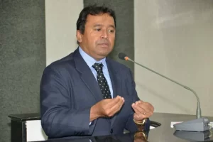 Na tribuna Elenil da Penha faz apelo a eleitores contra voto em branco ou nulo