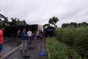 TrÃÂ¢nsito ÃÂ© liberado apÃÂ³s acidente que interditou trecho prÃÂ³ximo a Colinas