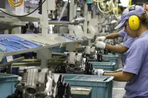 CNI: produÃÂ§ÃÂ£o industrial recua, mas intenÃÂ§ÃÂ£o de investimento sobe