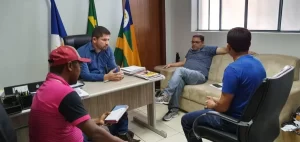 Em reuniÃÂ£o com Sindicato, prefeito garante pagamento da data base dos servidores