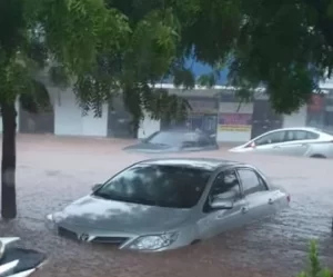 Chuva em GuaraÃÂ­ alaga comÃÂ©rcio e preocupa moradores