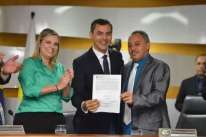 CÃÂ¢mara Municipal de Palmas dÃÂ¡ posse ao vereador Erivelton Santos, em cumprimento a decisÃÂ£o do TRE