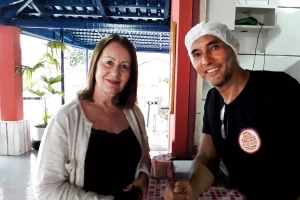 Prefeita prestigia inauguraÃÂ§ÃÂ£o de empreendimento fast food na PraÃÂ§a do Setor Sul em GuaraÃÂ­