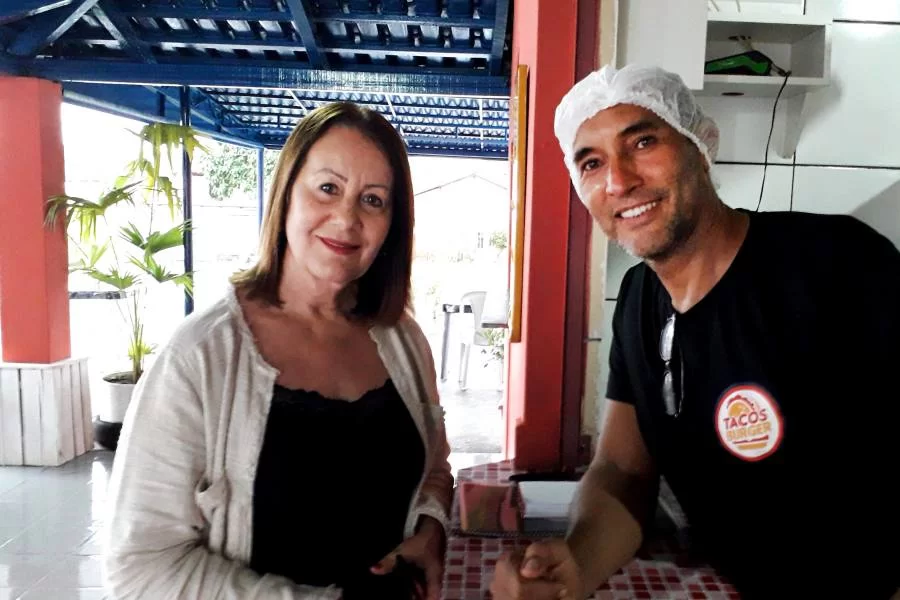 Prefeita prestigia inauguraÃÂ§ÃÂ£o de empreendimento fast food na PraÃÂ§a do Setor Sul em GuaraÃÂ­