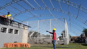 Prefeitura de GuaraÃÂ­ retoma obras para conclusÃÂ£o da quadra esportiva do Setor CanaÃÂ£