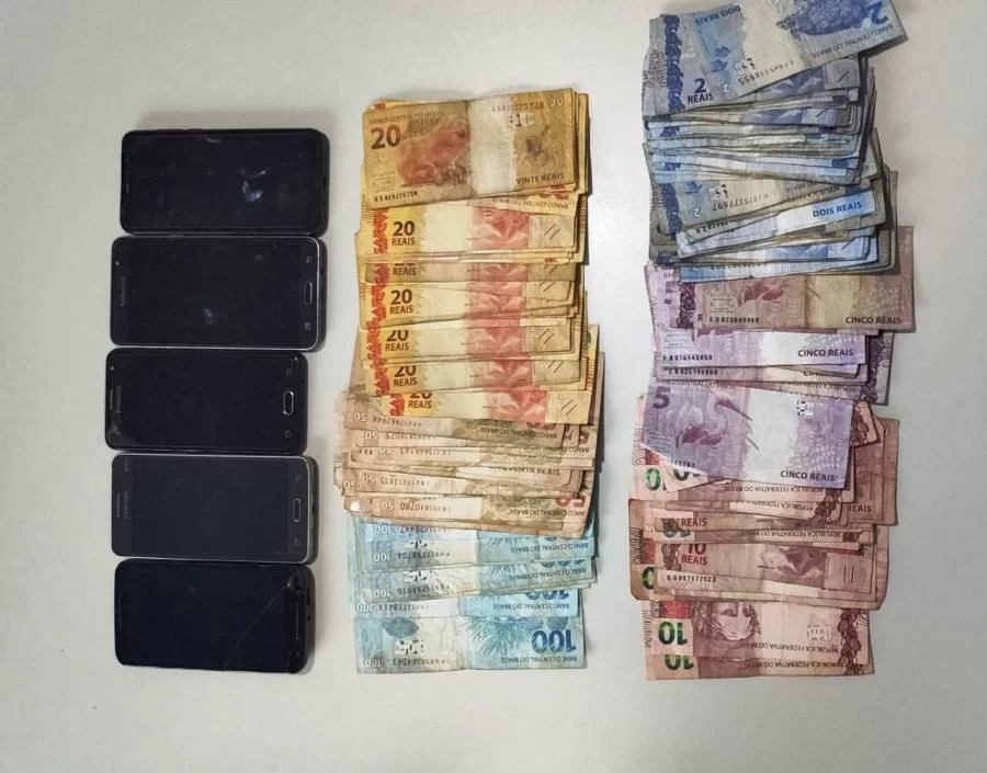 PolÃÂ­cia prende em flagrante dois homens suspeitos de trÃÂ¡fico de drogas e posse ilegal de arma