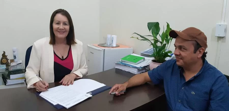 Lires Ferneda assina contrato para pavimentaÃÂ§ÃÂ£o do acesso ao Habitare II