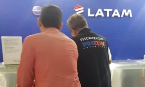 Procon autua empresa aÃÂ©rea por adiantar voo e nÃÂ£o informar passageiros