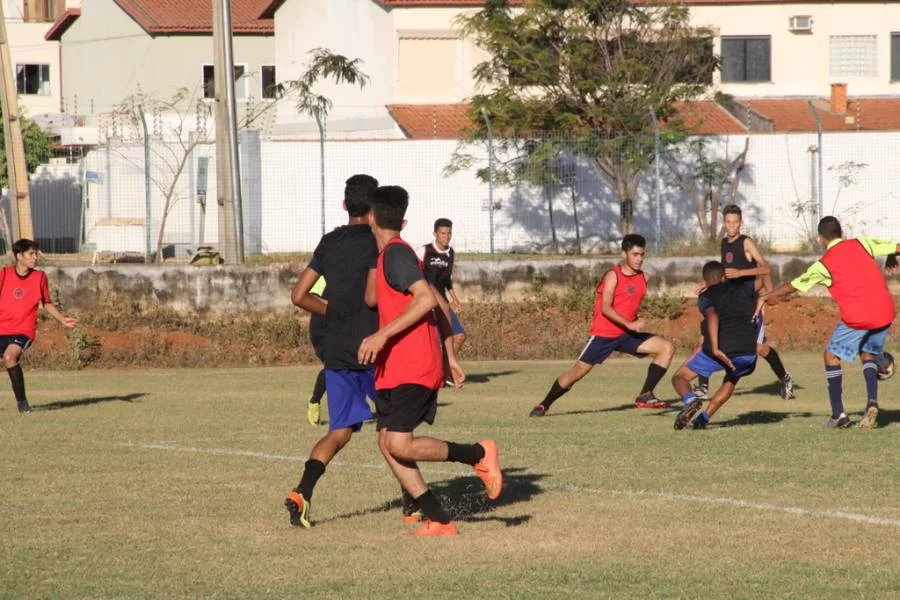 Seletiva do CapitalFC/FlaPalmas reÃÂºne mais de 100 jovens em busca de vaga nas categorias de base