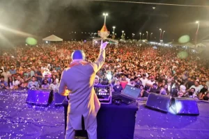 50 mil foliÃÂµes passam pela Via Lago no Carnabalada 2020 em AraguaÃÂ­na