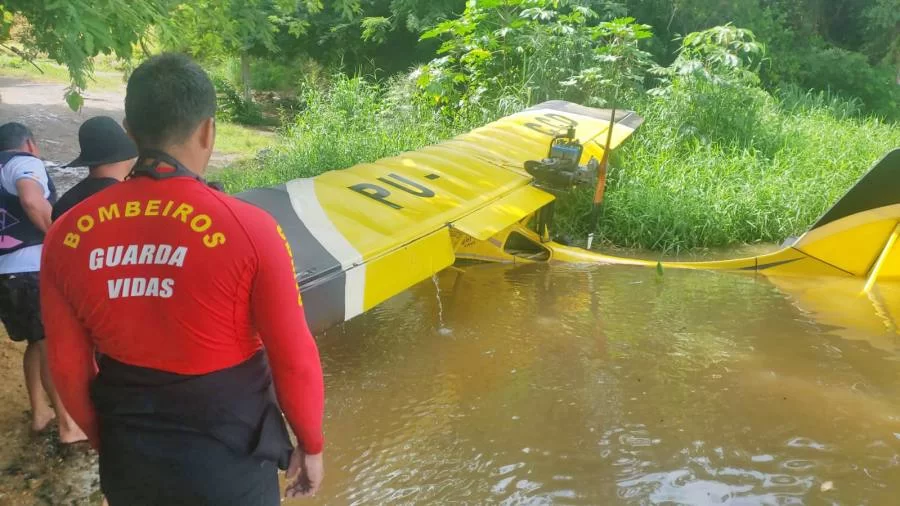 Mergulhadores do Corpo de Bombeiros Militar resgatam aviÃÂ£o ultraleve do fundo do lago