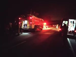 Bombeiros militares atendem vÃÂ­timas de colisÃÂ£o entre veÃÂ­culos na TO-050, em Palmas