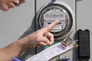 Homem ÃÂ© preso em flagrante enquanto furtava energia elÃÂ©trica na 507 Norte, em Palmas