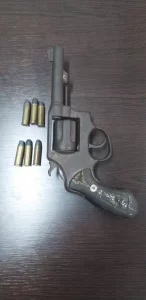 AÃÂ§ÃÂ£o conjunta prende suspeito de roubo a mÃÂ£o armada que se escondia na mata em Aparecida