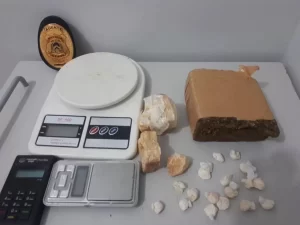 Mulher de 23 anos ÃÂ© presa no Setor Santa BÃÂ¡rbara, em Palmas, por trÃÂ¡fico de drogas