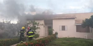 IncÃªndio em residÃªncia no centro de Palmas mobiliza bombeiros militares ao combate