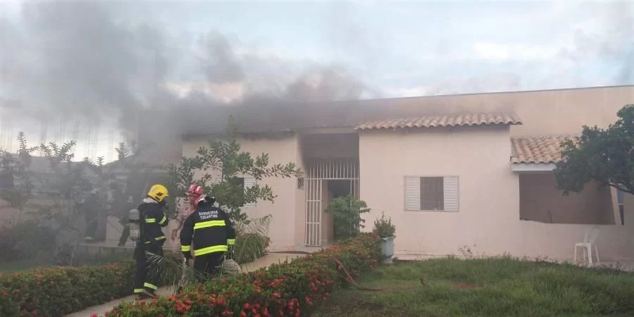 IncÃªndio em residÃªncia no centro de Palmas mobiliza bombeiros militares ao combate