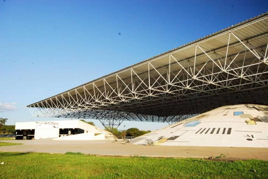 DrÃÂ¡cula abre temporada de espetÃÂ¡culos no Teatro Fernanda Montenegro