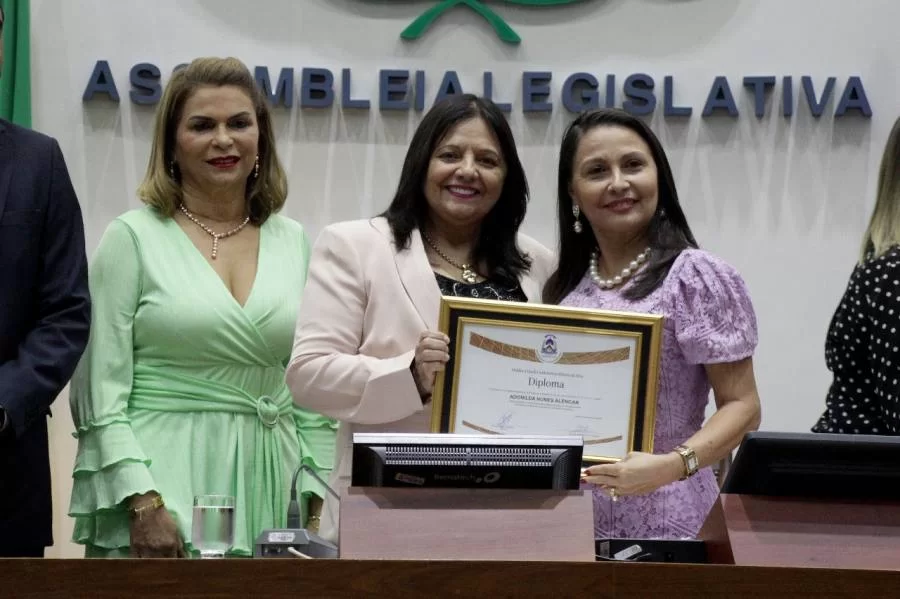 Em SessÃÂ£o Solene, Valderez destaca protagonismo da mulher na sociedade