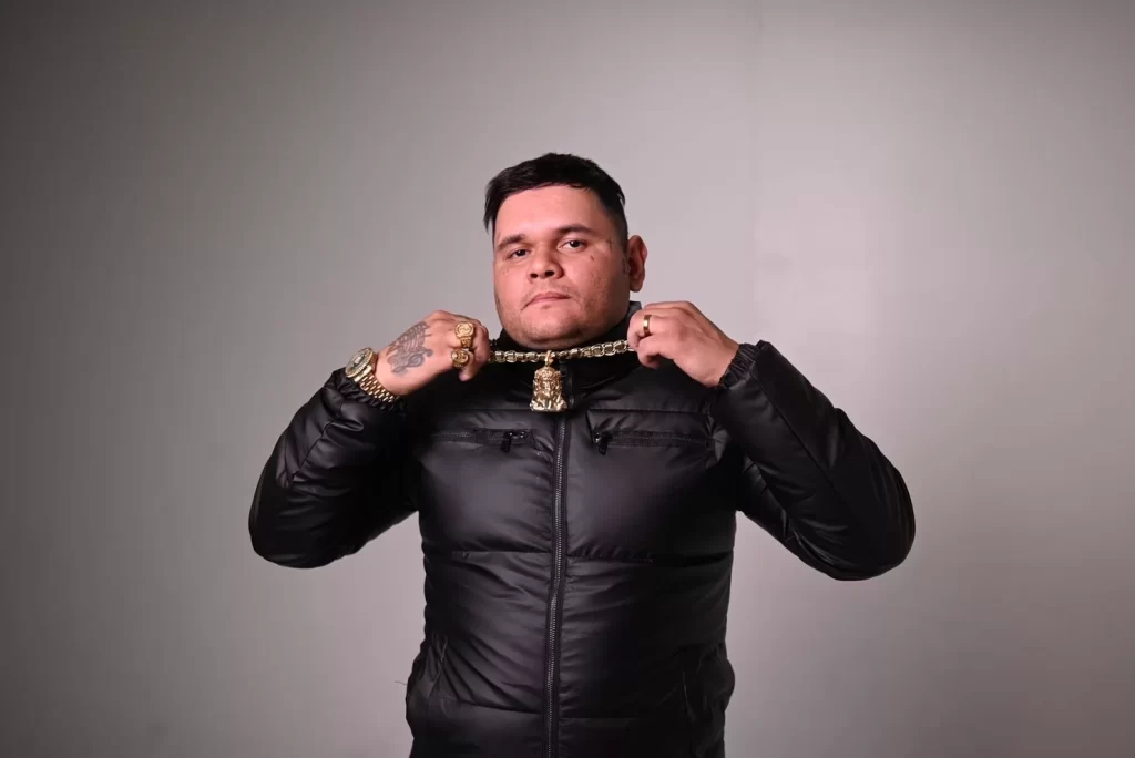 MC Pogba ultrapassa 6,5 milhões de ouvintes no Spotify e conquista o Brasil com “Rabetão de Terremoto”