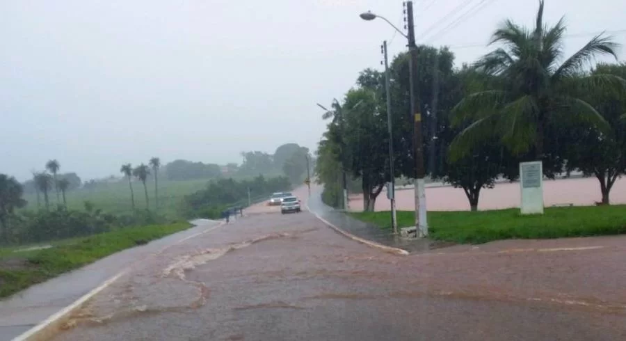 Represa da PraÃÂ§a dos Trabalhadores transborda e inunda rua de Colinas