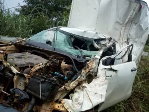 Bombeiros socorristas atendem mulher vÃÂ­tima de acidente de trÃÂ¢nsito  em Porto Nacional