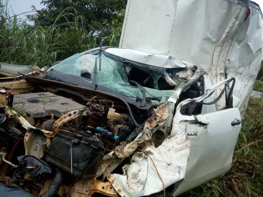 Bombeiros socorristas atendem mulher vÃÂ­tima de acidente de trÃÂ¢nsito  em Porto Nacional
