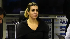 "Um glorioso presente em pleno mÃªs da mulher", diz Cinthia  apÃÂ³s vencer queda de braÃÂ§o contra AtaÃÂ­des