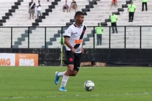 Com apoio da Investco, aluno do Projeto Aprender e Crescer chega ao Vasco