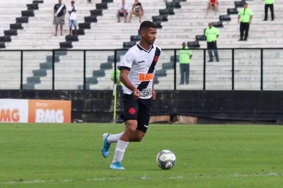 Com apoio da Investco, aluno do Projeto Aprender e Crescer chega ao Vasco