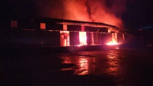 Bombeiros militares combatem incÃªndio de grande proporÃÂ§ÃÂ£o em agroindÃÂºstria de ParaÃÂ­so