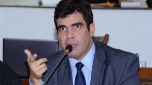 Ricardo Ayres cobra a construÃÂ§ÃÂ£o de cÃÂ¢mpus da Unitins em Colinas