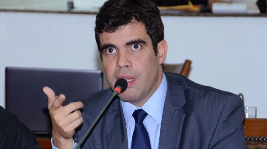 Ricardo Ayres cobra a construÃÂ§ÃÂ£o de cÃÂ¢mpus da Unitins em Colinas