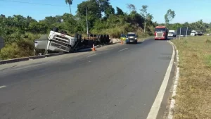 CaminhÃÂ£o capota em rodovia prÃÂ³ximo ÃÂ¡ AraguaÃÂ­na; Motorista sofre lesÃÂµes leves