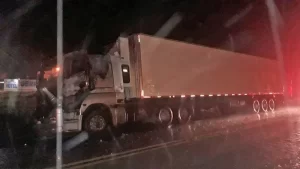 Em ParaÃÂ­so, carreta baÃÂº pega fogo em ParaÃÂ­so e  se alastra pela cabine e estofados
