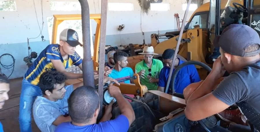Curso de Trabalhador na OperaÃÂ§ÃÂ£o e ManutenÃÂ§ÃÂ£o de Tratores AgrÃÂ­colas estÃÂ¡ sendo realizado pelo SENAR em AraguaÃÂ§u