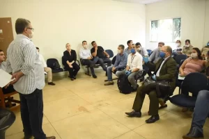 Prefeito se reÃÂºne com empresÃÂ¡rios para buscar alternativas que minimizem medidas de isolamento