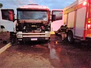 Gurupi: Pane elÃÂ©trica gera incÃªndio em caminhÃÂ£o, e bombeiros militares sÃÂ£o chamados