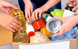 AssociaÃÂ§ÃÂ£o de moradores arrecada alimentos para doar ÃÂ s famÃÂ­lias carentes