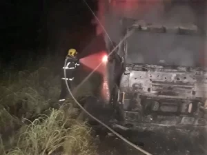 Bombeiros militares do TO combatem fogo em caminhÃÂ£o na cidade de WanderlÃÂ¢ndia