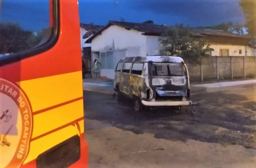 Bombeiros militares sÃÂ£o acionados para combater incÃªndio em veÃÂ­culo em Gurupi; sem vÃÂ­timas