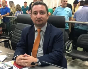 Para Enoque Neto, ao impor multa de R$ 50,00 para a populaÃÂ§ÃÂ£o, Ronaldo Dimas "nÃÂ£o estÃÂ¡ pensando nos cidadÃÂ£os e sim na arrecadaÃÂ§ÃÂ£o"