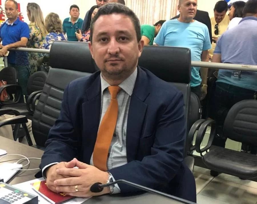 Para Enoque Neto, ao impor multa de R$ 50,00 para a populaÃÂ§ÃÂ£o, Ronaldo Dimas "nÃÂ£o estÃÂ¡ pensando nos cidadÃÂ£os e sim na arrecadaÃÂ§ÃÂ£o"