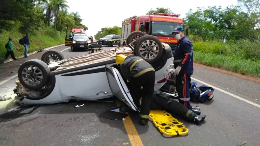 BR-153: bombeiros militares resgatam mulher apÃÂ³s capotamento de veÃÂ­culo