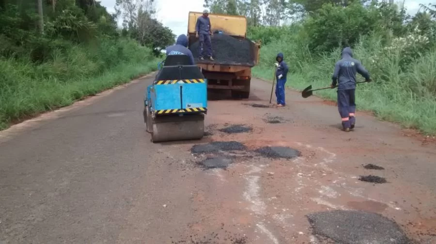 Rodovia TO-210 recebe serviÃÂ§os de tapa-buracos no entorno de TocantinÃÂ³polis
