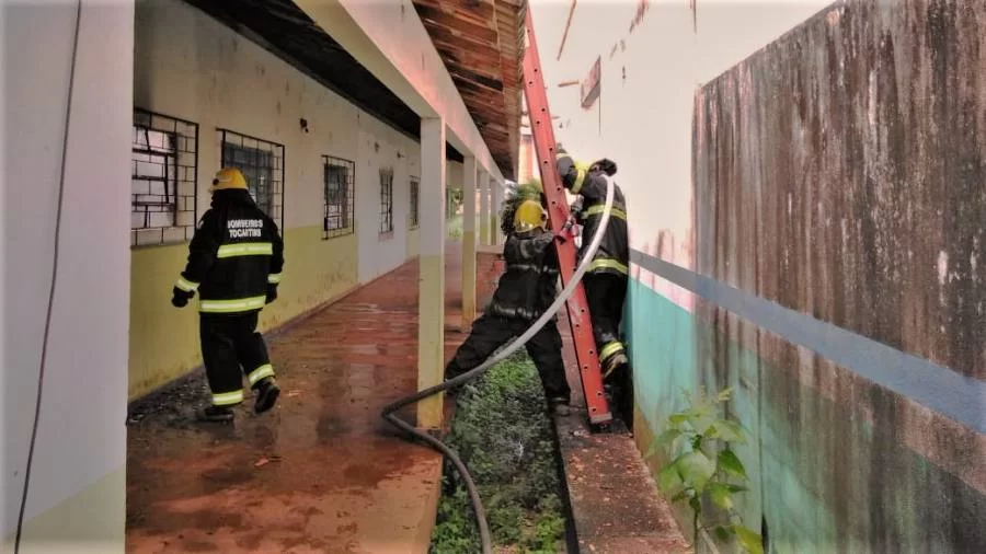 Bombeiros militares combatem incÃªndio em escola abandonada em Nova Olinda