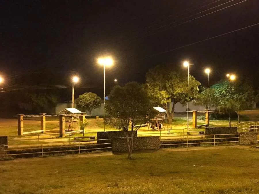 Prefeitura restabelece iluminaÃÂ§ÃÂ£o de praÃÂ§a e pede que denuncie vandalismos