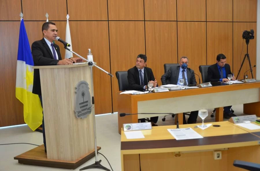 Parlamentares debatem a reabertura do comÃÂ©rcio e o isolamento vertical