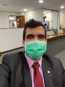 Deputados apresentam projetos que apoiam a economia e reduzem valor de mensalidades escolares